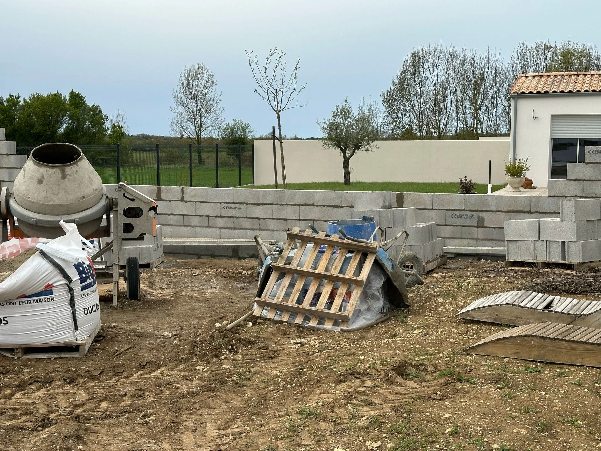 Pose des premiers rangs de parpaings